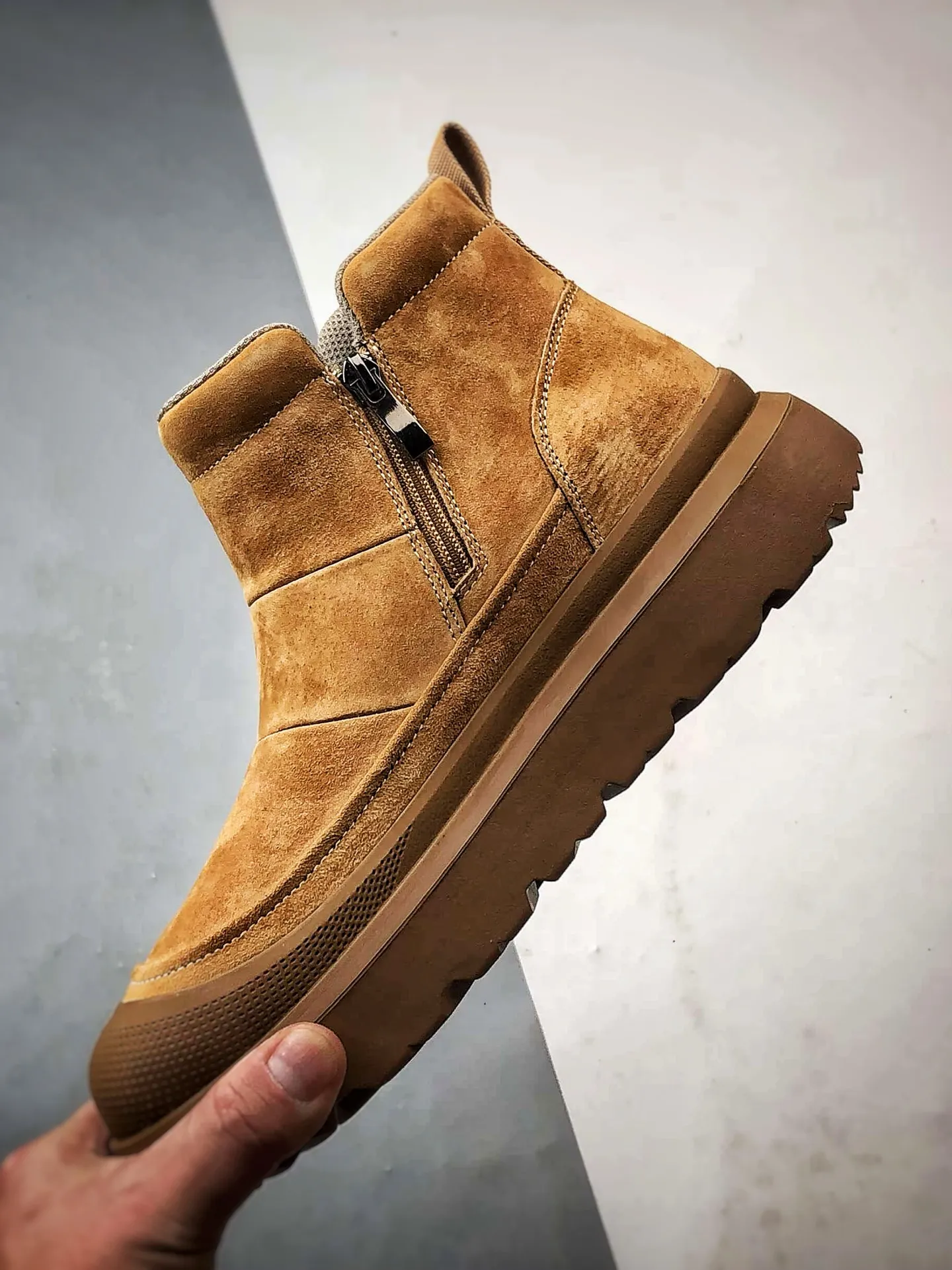 💰560 UGG Tasman Weather Hybrid Tasman hybrid series 2025ss autumn and winter new products Men's high-top thick-soled lightweight casual Martin boots #Purchasing only for quality The fabric is made of imported first-layer cowhide material External high-elastic Modern External non-slip rubber plastic foam ultra-light outsole Side zipper + Velcro design Very easy to put on and take off Made of TPU molded leather upper material #EVA light wing outsole, non-slip, wear-resistant and good elasticity Size: 39 40 41 42 43 44 (leather shoe size)